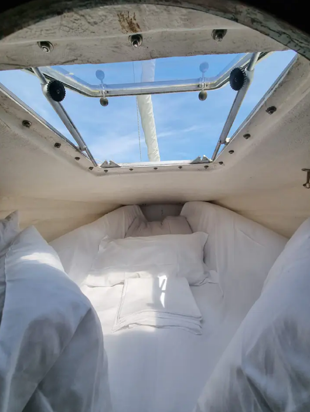 Σε αυτό το Airbnb μπορείς να φτάσεις μόνο με καγιάκ Έγινε viral στο Tik Tok, πού βρίσκεται BOVARY